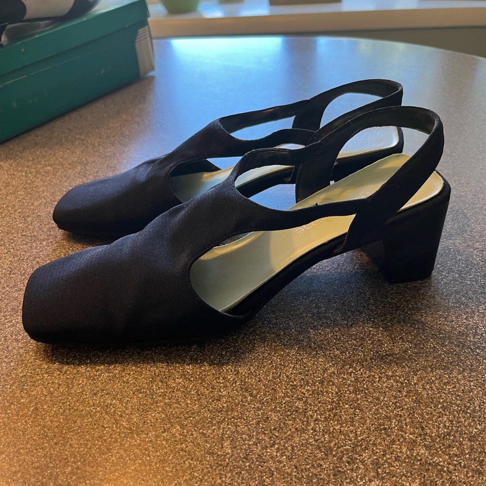 Women’s Navy Dress Shoes. Like new. Size 9